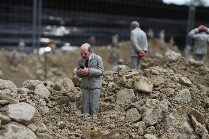 Sou fã do trabalho do Isaac Cordal tem alguns anos e gosto muito de ver seus novos projetos. A última obra que vi dele foi criada com mais de duas mil miniaturas no meio de destroços e ruínas, servindo como metáfora para o colapso do capitalismo e o que aconteceria depois. Follow the Leaders é o nome dessa obra que pode ser vista em Nantes, na França.
