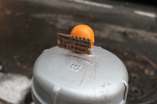 Little Lost Project é um projeto de street art criado pelo Zoonsin, onde ele coleta objetos perdidos pelas ruas, cria personalidades fofas para eles e leva eles para as ruas novamente numa tentativa de dar mais uma chance a esses objetos perdidos.