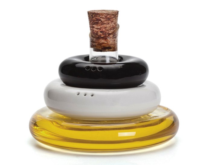O pessoal do Peleg Design já mostrou para o mundo que sabe das coisas com o secador de talheres Jumbo e, agora, eles trazem uma ideia ainda mais legal. Stackable Seasonings são embalagens de sal, pimenta e azeite que se juntam perfeitamente, criando um trio de tempero essencial para todas refeições.