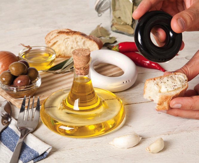 O pessoal do Peleg Design já mostrou para o mundo que sabe das coisas com o secador de talheres Jumbo e, agora, eles trazem uma ideia ainda mais legal. Stackable Seasonings são embalagens de sal, pimenta e azeite que se juntam perfeitamente, criando um trio de tempero essencial para todas refeições.