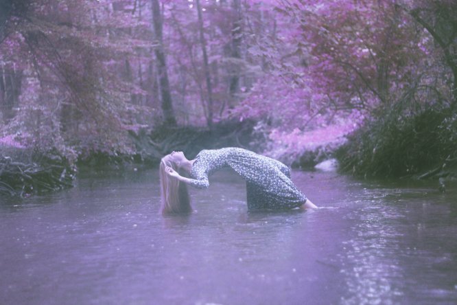 Conscious é o nome de uma das séries de fotos do fotógrafo Ryan James Caruthers. Nessa série, ele explora o tema da memória sob uma perspectiva nebulosa.