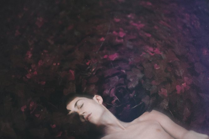 Conscious é o nome de uma das séries de fotos do fotógrafo Ryan James Caruthers. Nessa série, ele explora o tema da memória sob uma perspectiva nebulosa.