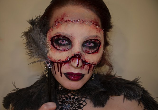 Sandra Holmbom é uma maquiadora sueca com um trabalho bem interessante. Cheguei no portfolio dela enquanto procurava procurava máscaras de carnaval e, foi assim que, encontrei a maquiagem de Halloween que ela criou em 2013. A ideia era usar da sua própria pele como máscara e o resultado ficou assustador!