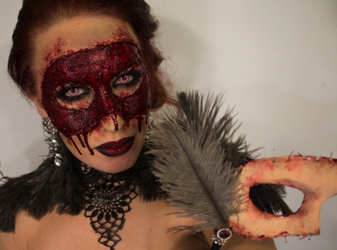 Sandra Holmbom é uma maquiadora sueca com um trabalho bem interessante. Cheguei no portfolio dela enquanto procurava procurava máscaras de carnaval e, foi assim que, encontrei a maquiagem de Halloween que ela criou em 2013. A ideia era usar da sua própria pele como máscara e o resultado ficou assustador!