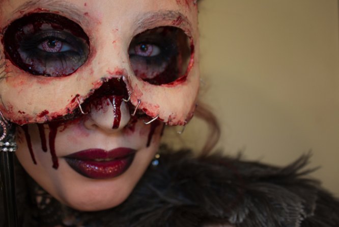Sandra Holmbom é uma maquiadora sueca com um trabalho bem interessante. Cheguei no portfolio dela enquanto procurava procurava máscaras de carnaval e, foi assim que, encontrei a maquiagem de Halloween que ela criou em 2013. A ideia era usar da sua própria pele como máscara e o resultado ficou assustador!