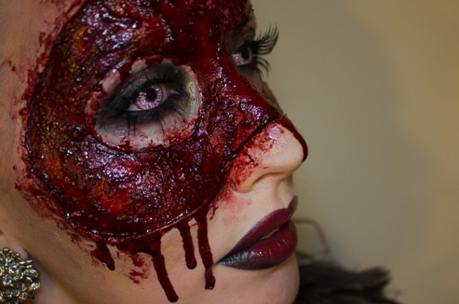 Sandra Holmbom é uma maquiadora sueca com um trabalho bem interessante. Cheguei no portfolio dela enquanto procurava procurava máscaras de carnaval e, foi assim que, encontrei a maquiagem de Halloween que ela criou em 2013. A ideia era usar da sua própria pele como máscara e o resultado ficou assustador!