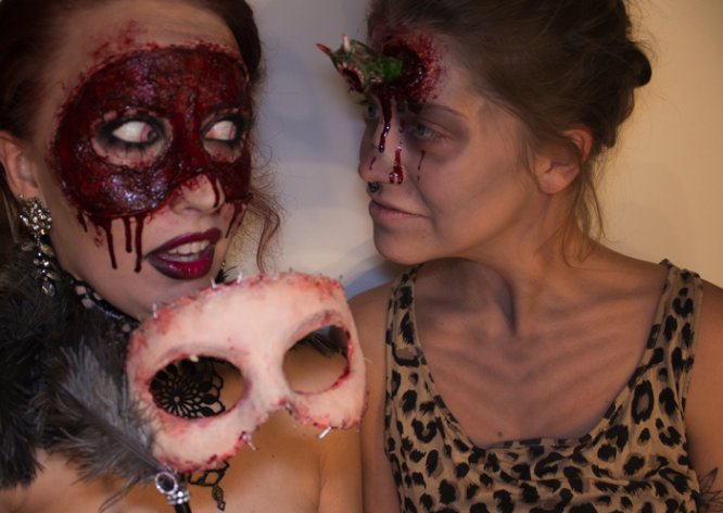 Sandra Holmbom é uma maquiadora sueca com um trabalho bem interessante. Cheguei no portfolio dela enquanto procurava procurava máscaras de carnaval e, foi assim que, encontrei a maquiagem de Halloween que ela criou em 2013. A ideia era usar da sua própria pele como máscara e o resultado ficou assustador!