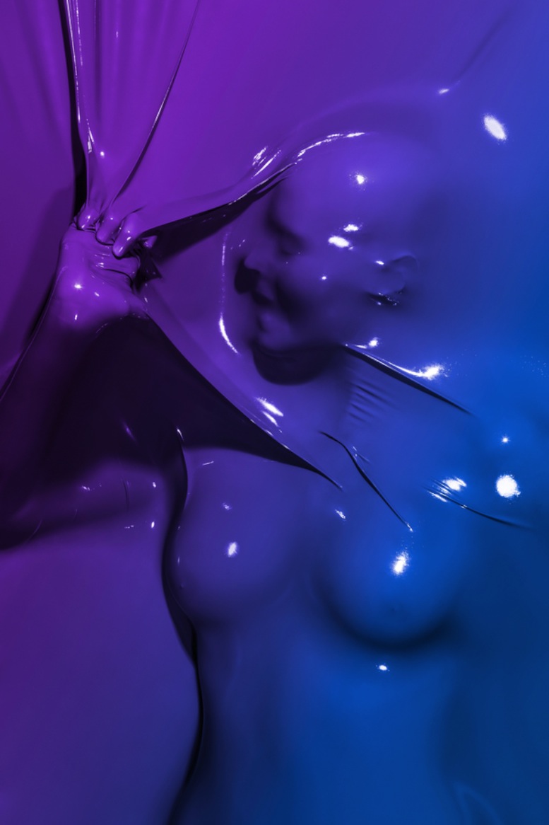 Skin Deep é o nome desse projeto que me apresentou o trabalho do fotógrafo francês Julien Palast. E é bem fácil de se lembrar dessa série de fotos mesmo depois de alguns anos. Esse foi o caso aqui.