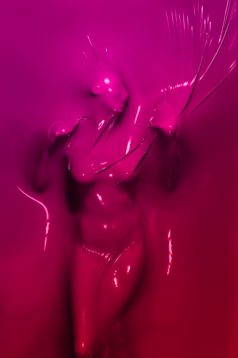 Skin Deep é o nome desse projeto que me apresentou o trabalho do fotógrafo francês Julien Palast. E é bem fácil de se lembrar dessa série de fotos mesmo depois de alguns anos. Esse foi o caso aqui.
