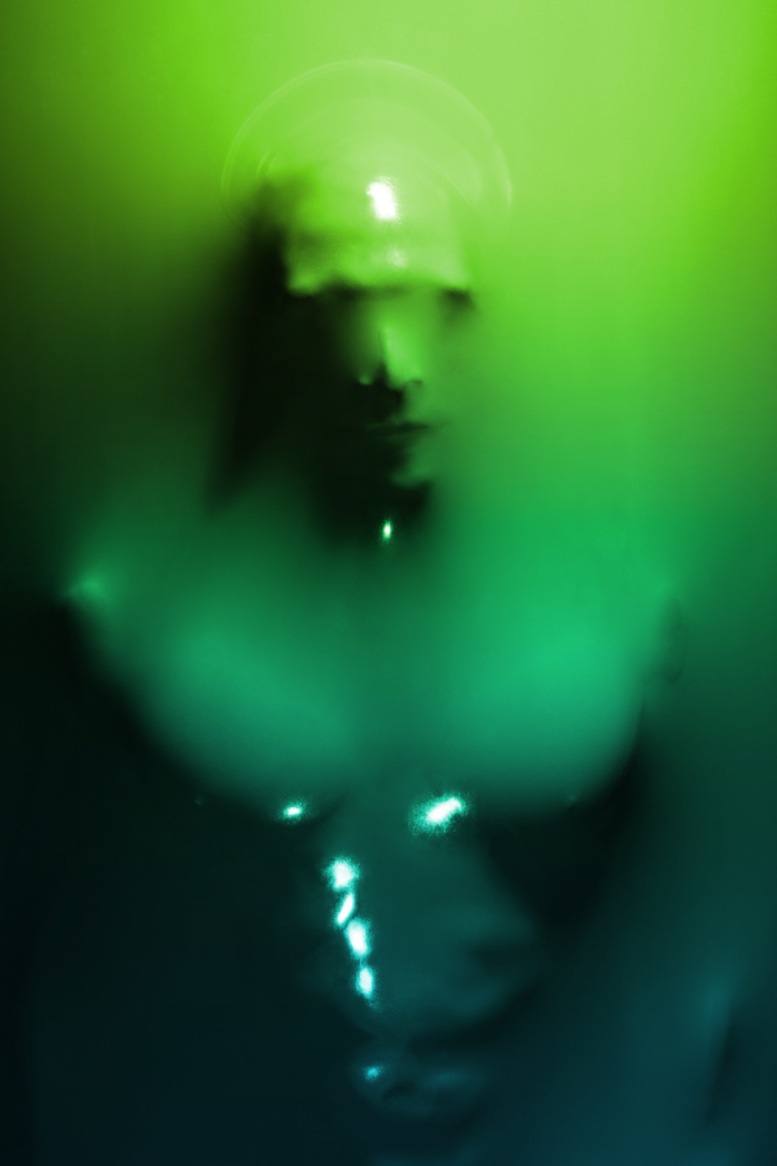 Skin Deep é o nome desse projeto que me apresentou o trabalho do fotógrafo francês Julien Palast. E é bem fácil de se lembrar dessa série de fotos mesmo depois de alguns anos. Esse foi o caso aqui.