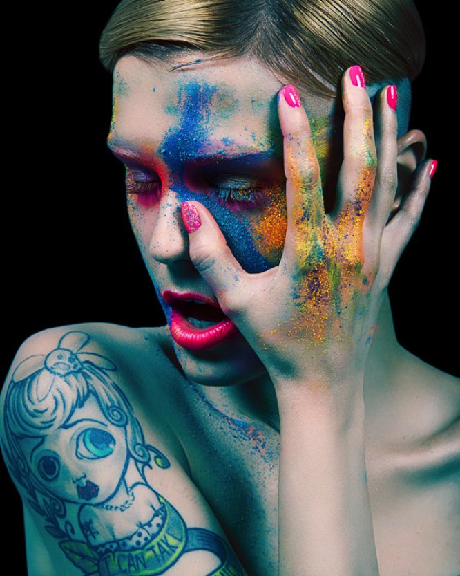 Steve Kraitt é um fotógrafo de moda lá de Londres que trabalha criando visuais cheios de cores. O que eu mais gosto no seu portfolio é esse visual super produzido e cheio de cores que suas fotos tem.
