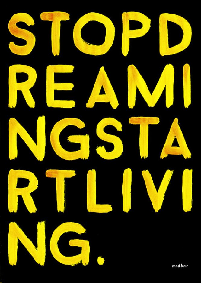 WRDBNR é uma loja de camisetas, posters e capas de celulares que cria produtos tipográficos com letterings manuais e cheios de frases do que eu chamo de auto-ajuda hipster.
