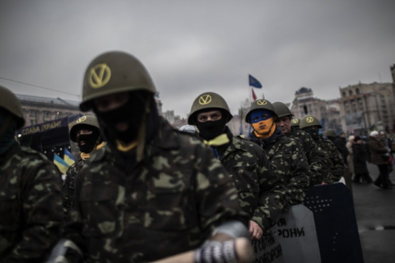 Barbaros Kayan é um fotojornalista turco que estava em Kiev, na Ucrânia, durante toda revolução que aconteceu no pais. Nesse post, resolvi fazer uma compilação dos retratos que ele tirou durante seus dias na Praça da Independência, cercado por polícias e manifestantes.