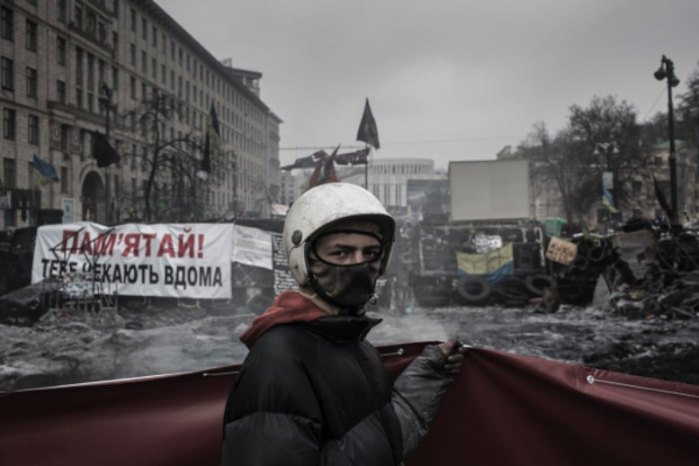 Barbaros Kayan é um fotojornalista turco que estava em Kiev, na Ucrânia, durante toda revolução que aconteceu no pais. Nesse post, resolvi fazer uma compilação dos retratos que ele tirou durante seus dias na Praça da Independência, cercado por polícias e manifestantes.