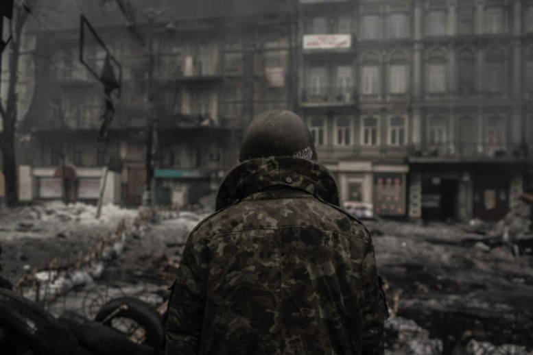 Barbaros Kayan é um fotojornalista turco que estava em Kiev, na Ucrânia, durante toda revolução que aconteceu no pais. Nesse post, resolvi fazer uma compilação dos retratos que ele tirou durante seus dias na Praça da Independência, cercado por polícias e manifestantes.