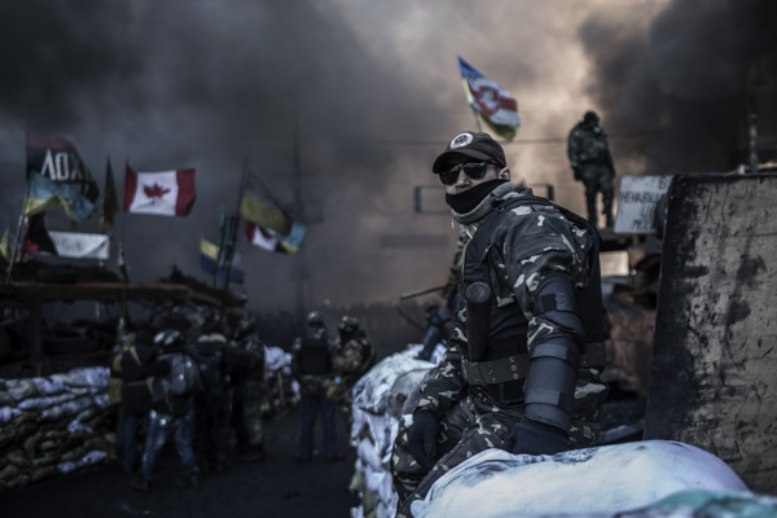 Barbaros Kayan é um fotojornalista turco que estava em Kiev, na Ucrânia, durante toda revolução que aconteceu no pais. Nesse post, resolvi fazer uma compilação dos retratos que ele tirou durante seus dias na Praça da Independência, cercado por polícias e manifestantes.