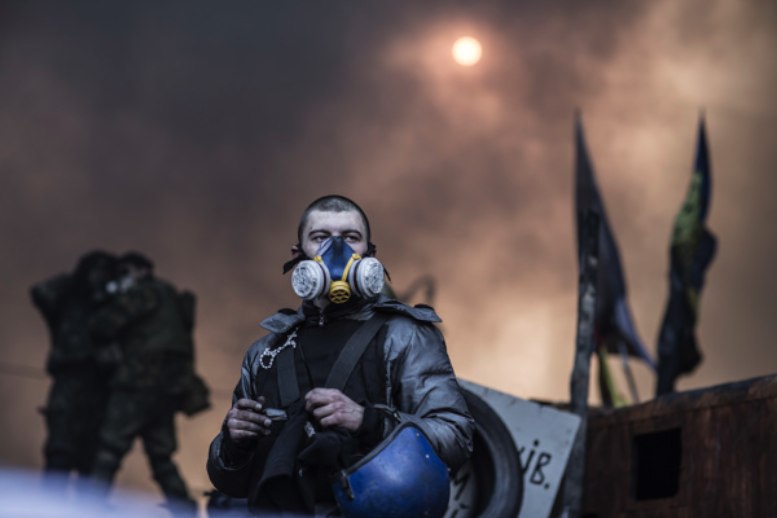 Barbaros Kayan é um fotojornalista turco que estava em Kiev, na Ucrânia, durante toda revolução que aconteceu no pais. Nesse post, resolvi fazer uma compilação dos retratos que ele tirou durante seus dias na Praça da Independência, cercado por polícias e manifestantes.