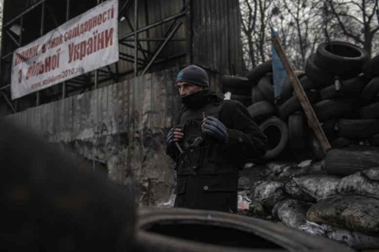 Barbaros Kayan é um fotojornalista turco que estava em Kiev, na Ucrânia, durante toda revolução que aconteceu no pais. Nesse post, resolvi fazer uma compilação dos retratos que ele tirou durante seus dias na Praça da Independência, cercado por polícias e manifestantes.