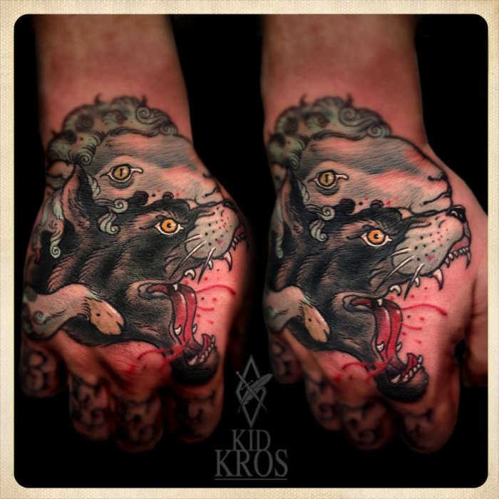 Kid-Kros é um tatuador croata com um portfolio de tatuagens bem único em estilo e cores. Sua atenção para detalhes é fora do comum e o seu estilo de ilustrações está entre meus favoritos. Dêem uma olhada nas imagens abaixo e pronto.