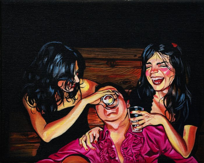 Leah Tinari é uma artista baseada em Nova Iorque que, desde sua graduação no RISD em 1999, vem documentado sua vida e seus amigos através de pinturas e fotografias. Esse material captura toda a energia e exuberância do seu meio ambiente.
