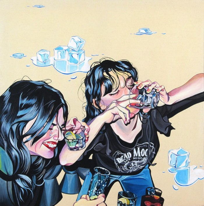 Leah Tinari é uma artista baseada em Nova Iorque que, desde sua graduação no RISD em 1999, vem documentado sua vida e seus amigos através de pinturas e fotografias. Esse material captura toda a energia e exuberância do seu meio ambiente.