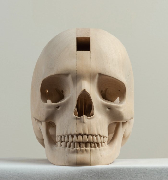 Paul Kaptein cria esculturas de madeira explorando o passado dessa arte e misturando com a realidade dos dias de hoje. Suas esculturas acabam sendo quase atemporais por resultado direto das suas influências.