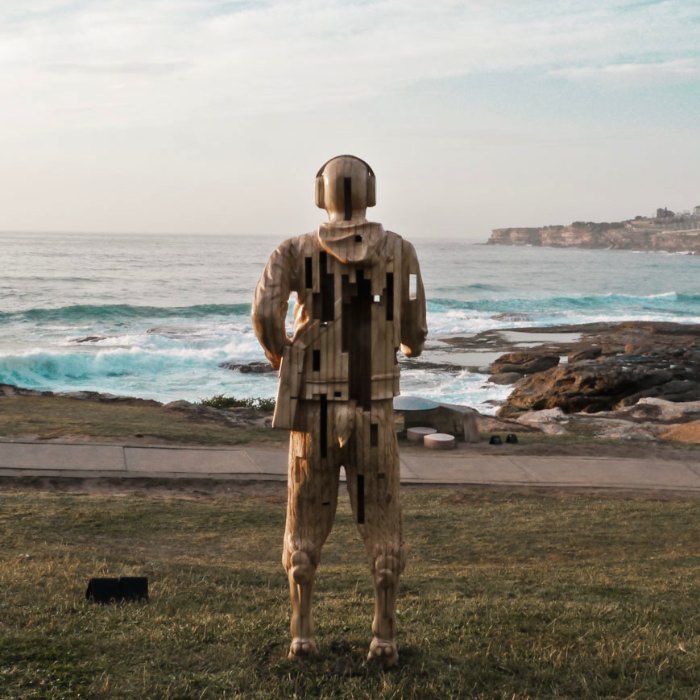 Paul Kaptein cria esculturas de madeira explorando o passado dessa arte e misturando com a realidade dos dias de hoje. Suas esculturas acabam sendo quase atemporais por resultado direto das suas influências.