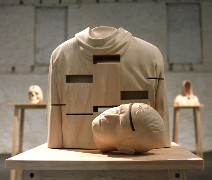 Paul Kaptein cria esculturas de madeira explorando o passado dessa arte e misturando com a realidade dos dias de hoje. Suas esculturas acabam sendo quase atemporais por resultado direto das suas influências.