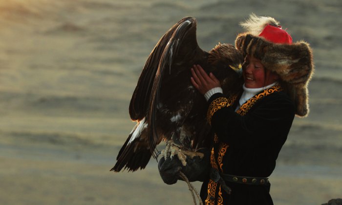 Durante a última viagem do Asher Svidensky para a Mongólia, ele voou até Ulgii, a capital do oeste distante. Ele foi até essa cidade com a finalidade de documentar a vida dos cazaques que usam de águias para caçar na Mongólia Central.