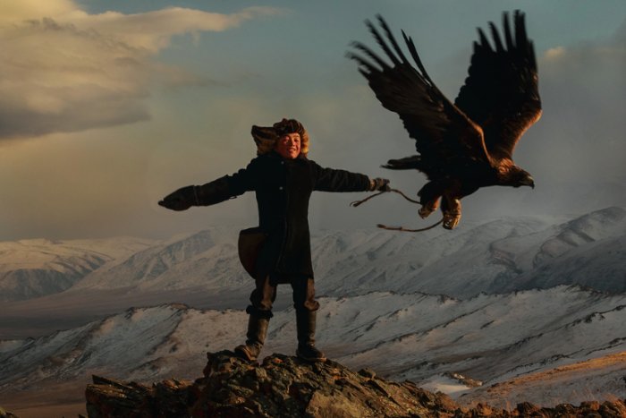 Durante a última viagem do Asher Svidensky para a Mongólia, ele voou até Ulgii, a capital do oeste distante. Ele foi até essa cidade com a finalidade de documentar a vida dos cazaques que usam de águias para caçar na Mongólia Central.