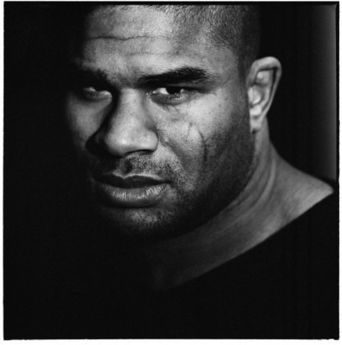 Ao navegar pelo portfolio de fotografia do holandês Gerard Wessel, foi difícil não prestar atenção na beleza de seus retratos em preto e branco. Conhecido principalmente pelos livros que publicou documentando o mundo da tatuagem e explorando sua cultura. Seu portfolio é repleto de belíssimos retratos.