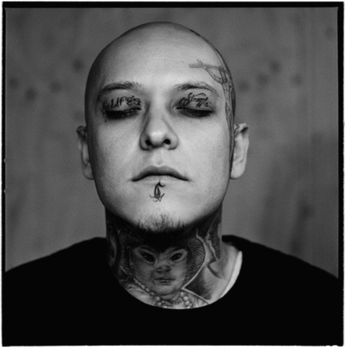 Ao navegar pelo portfolio de fotografia do holandês Gerard Wessel, foi difícil não prestar atenção na beleza de seus retratos em preto e branco. Conhecido principalmente pelos livros que publicou documentando o mundo da tatuagem e explorando sua cultura. Seu portfolio é repleto de belíssimos retratos.