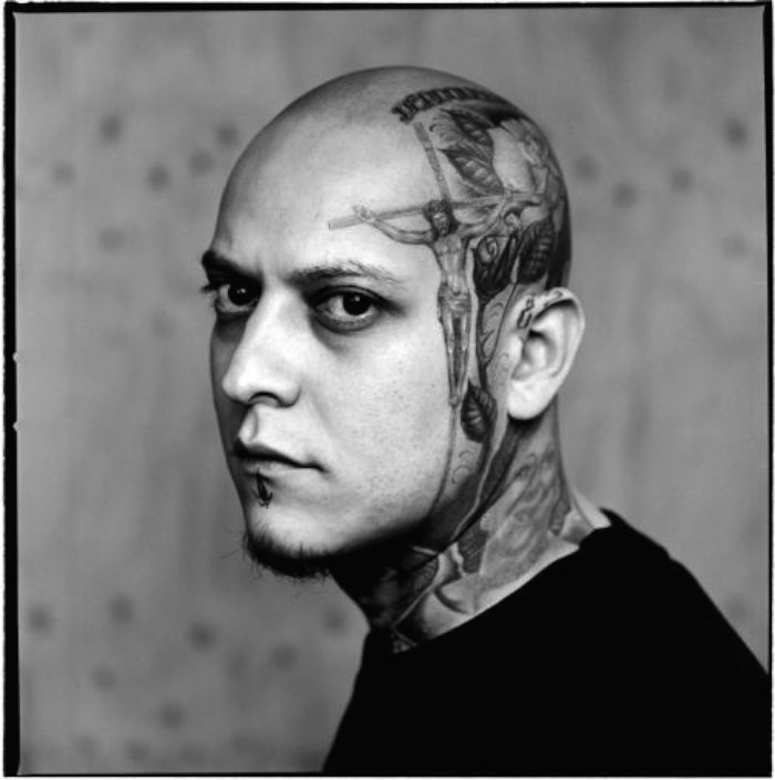 Ao navegar pelo portfolio de fotografia do holandês Gerard Wessel, foi difícil não prestar atenção na beleza de seus retratos em preto e branco. Conhecido principalmente pelos livros que publicou documentando o mundo da tatuagem e explorando sua cultura. Seu portfolio é repleto de belíssimos retratos.