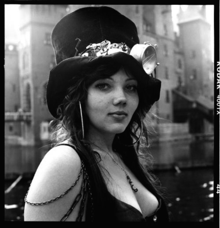 Ao navegar pelo portfolio de fotografia do holandês Gerard Wessel, foi difícil não prestar atenção na beleza de seus retratos em preto e branco. Conhecido principalmente pelos livros que publicou documentando o mundo da tatuagem e explorando sua cultura. Seu portfolio é repleto de belíssimos retratos.