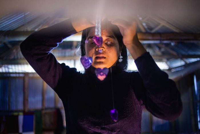 Lingering Scars é o nome da série de fotos criada pela fotógrafa Farzana Hossen. Nessa série, ela documenta a vida das mulheres que sobreviveram a ataques de ácido no Bangladesh, onde a violência contra mulheres é crescente.