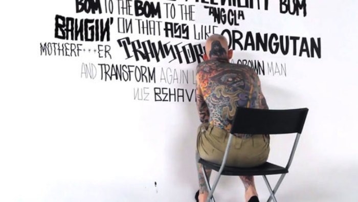 Não sei muita coisa sobre o Major Lazer, sobre o Pharrell Williams e sobre esse video abaixo. Mas gosto de ver o Mike Giant fazendo lettering com canetões. Um dia irei entender por que que uma música chamada lata de aerosol não tem nenhuma lata de aerosol. Veja o video abaixo e aproveite.