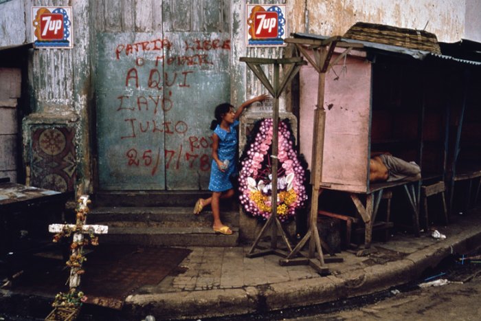 Susan Meiselas passou 6 semanas na Nicarágua entre 1978 e 1979, durante a revolução popular que tirou do poder o Regime Somoza. Suas fotografias tentavam registrar o que o povo estava sentindo e não um amplo retrato dos eventos. Como ela não é uma fotógrafa de guerra e não havia ido para a Nicarágua com essa ideia, suas fotos acabaram mostrando muito mais do que a revolução e por isso suas fotos são tão estimadas.