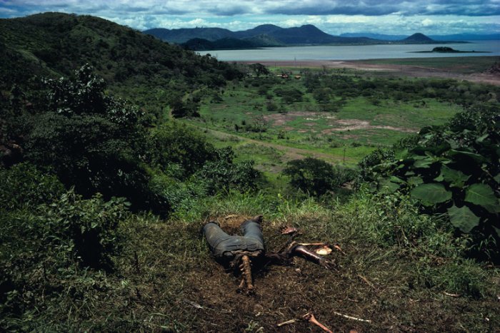 Susan Meiselas passou 6 semanas na Nicarágua entre 1978 e 1979, durante a revolução popular que tirou do poder o Regime Somoza. Suas fotografias tentavam registrar o que o povo estava sentindo e não um amplo retrato dos eventos. Como ela não é uma fotógrafa de guerra e não havia ido para a Nicarágua com essa ideia, suas fotos acabaram mostrando muito mais do que a revolução e por isso suas fotos são tão estimadas.