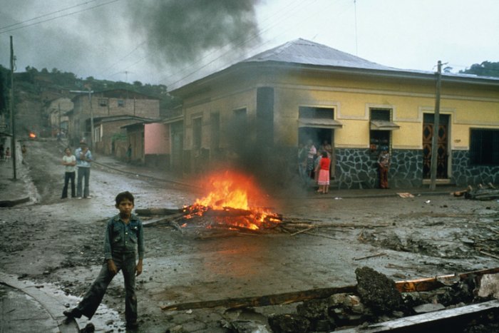 Susan Meiselas passou 6 semanas na Nicarágua entre 1978 e 1979, durante a revolução popular que tirou do poder o Regime Somoza. Suas fotografias tentavam registrar o que o povo estava sentindo e não um amplo retrato dos eventos. Como ela não é uma fotógrafa de guerra e não havia ido para a Nicarágua com essa ideia, suas fotos acabaram mostrando muito mais do que a revolução e por isso suas fotos são tão estimadas.