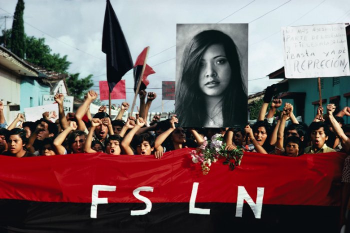 Susan Meiselas passou 6 semanas na Nicarágua entre 1978 e 1979, durante a revolução popular que tirou do poder o Regime Somoza. Suas fotografias tentavam registrar o que o povo estava sentindo e não um amplo retrato dos eventos. Como ela não é uma fotógrafa de guerra e não havia ido para a Nicarágua com essa ideia, suas fotos acabaram mostrando muito mais do que a revolução e por isso suas fotos são tão estimadas.
