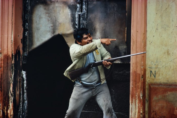 Susan Meiselas passou 6 semanas na Nicarágua entre 1978 e 1979, durante a revolução popular que tirou do poder o Regime Somoza. Suas fotografias tentavam registrar o que o povo estava sentindo e não um amplo retrato dos eventos. Como ela não é uma fotógrafa de guerra e não havia ido para a Nicarágua com essa ideia, suas fotos acabaram mostrando muito mais do que a revolução e por isso suas fotos são tão estimadas.