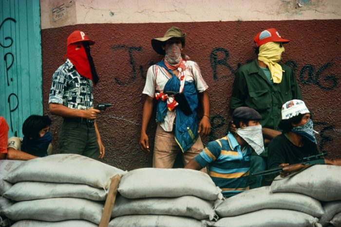 Susan Meiselas passou 6 semanas na Nicarágua entre 1978 e 1979, durante a revolução popular que tirou do poder o Regime Somoza. Suas fotografias tentavam registrar o que o povo estava sentindo e não um amplo retrato dos eventos. Como ela não é uma fotógrafa de guerra e não havia ido para a Nicarágua com essa ideia, suas fotos acabaram mostrando muito mais do que a revolução e por isso suas fotos são tão estimadas.