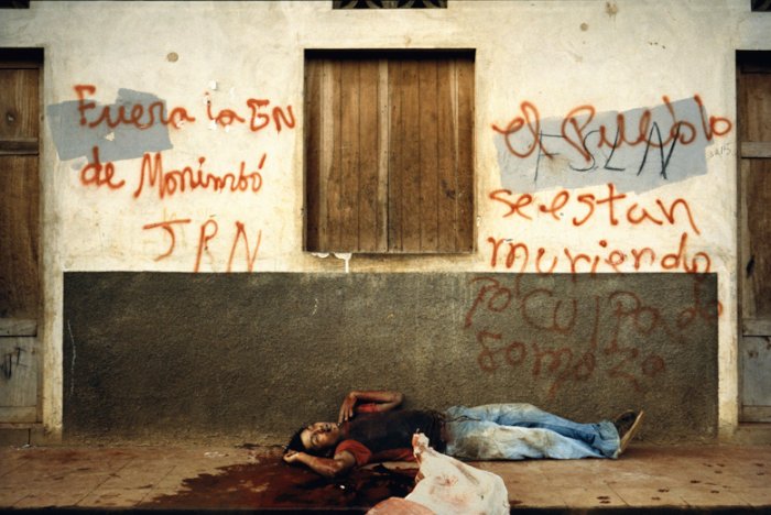 Susan Meiselas passou 6 semanas na Nicarágua entre 1978 e 1979, durante a revolução popular que tirou do poder o Regime Somoza. Suas fotografias tentavam registrar o que o povo estava sentindo e não um amplo retrato dos eventos. Como ela não é uma fotógrafa de guerra e não havia ido para a Nicarágua com essa ideia, suas fotos acabaram mostrando muito mais do que a revolução e por isso suas fotos são tão estimadas.