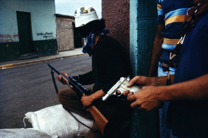 Susan Meiselas passou 6 semanas na Nicarágua entre 1978 e 1979, durante a revolução popular que tirou do poder o Regime Somoza. Suas fotografias tentavam registrar o que o povo estava sentindo e não um amplo retrato dos eventos. Como ela não é uma fotógrafa de guerra e não havia ido para a Nicarágua com essa ideia, suas fotos acabaram mostrando muito mais do que a revolução e por isso suas fotos são tão estimadas.