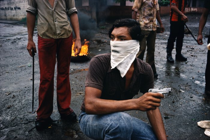 Susan Meiselas passou 6 semanas na Nicarágua entre 1978 e 1979, durante a revolução popular que tirou do poder o Regime Somoza. Suas fotografias tentavam registrar o que o povo estava sentindo e não um amplo retrato dos eventos. Como ela não é uma fotógrafa de guerra e não havia ido para a Nicarágua com essa ideia, suas fotos acabaram mostrando muito mais do que a revolução e por isso suas fotos são tão estimadas.
