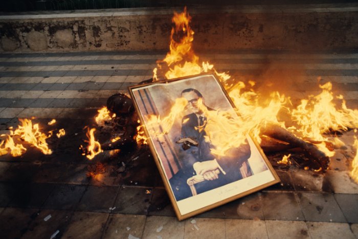 Susan Meiselas passou 6 semanas na Nicarágua entre 1978 e 1979, durante a revolução popular que tirou do poder o Regime Somoza. Suas fotografias tentavam registrar o que o povo estava sentindo e não um amplo retrato dos eventos. Como ela não é uma fotógrafa de guerra e não havia ido para a Nicarágua com essa ideia, suas fotos acabaram mostrando muito mais do que a revolução e por isso suas fotos são tão estimadas.