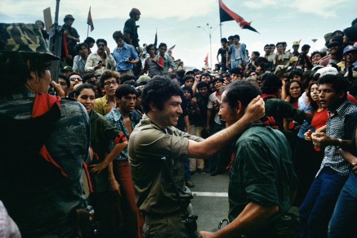 Susan Meiselas passou 6 semanas na Nicarágua entre 1978 e 1979, durante a revolução popular que tirou do poder o Regime Somoza. Suas fotografias tentavam registrar o que o povo estava sentindo e não um amplo retrato dos eventos. Como ela não é uma fotógrafa de guerra e não havia ido para a Nicarágua com essa ideia, suas fotos acabaram mostrando muito mais do que a revolução e por isso suas fotos são tão estimadas.
