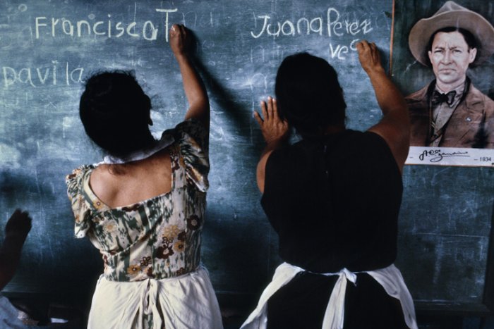 Susan Meiselas passou 6 semanas na Nicarágua entre 1978 e 1979, durante a revolução popular que tirou do poder o Regime Somoza. Suas fotografias tentavam registrar o que o povo estava sentindo e não um amplo retrato dos eventos. Como ela não é uma fotógrafa de guerra e não havia ido para a Nicarágua com essa ideia, suas fotos acabaram mostrando muito mais do que a revolução e por isso suas fotos são tão estimadas.