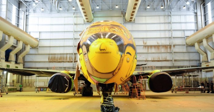 Os aeroportos do Brasil não ficaram prontos para a Copa do Mundo de 2014 mas ele vão ficar, no mínimo, mais interessantes quando o avião que carrega a seleção brasileira chegar por lá. E a culpa disso tudo é da dupla de grafiteiros conhecida como os Gêmeos.