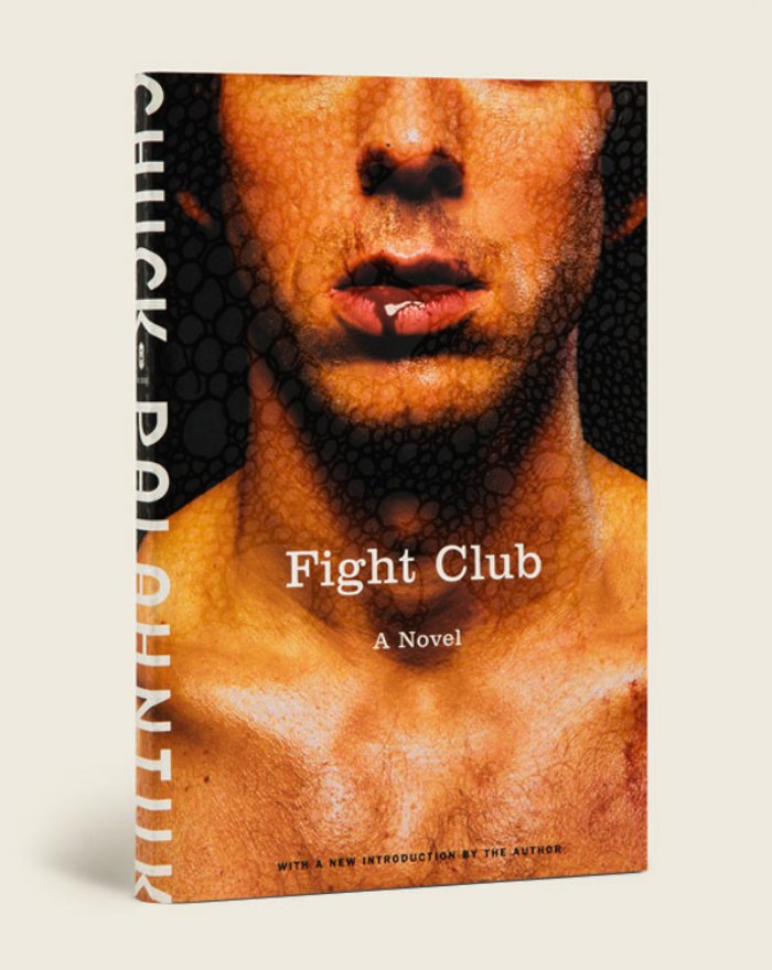 Sou fã do Chuck Palahniuk tem vários anos e tenho vários livros dele aqui em casa. Mas, não sabia que tinha o trabalho do Rodrigo Corral nas minhas prateleiras, já que ele é o responsável pelas ilustrações nas capas de todos os livros que você pode ver abaixo.